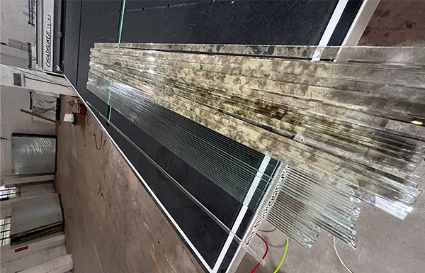 Automated glass fabrication line